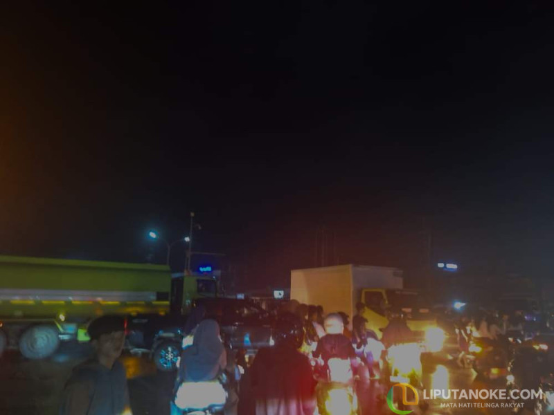 Lampu Lalu Lintas Mati Pak Ogah Kewalahan, Simpang Empat Panam Pekanbaru Lumpuh