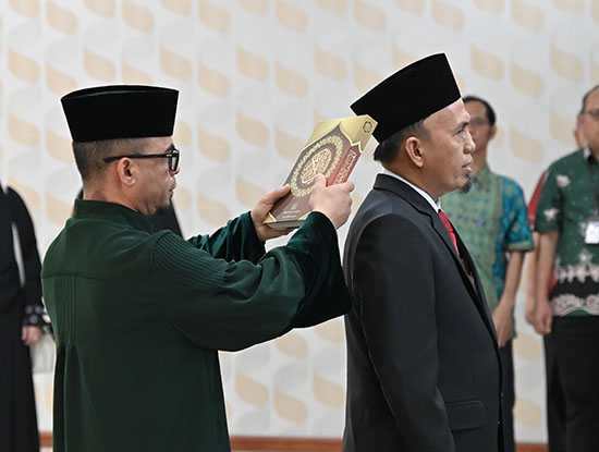 Menang Telak 53 Suara di Putaran Kedua, Dekan Teknik Resmi Jadi Rektor Unri 2026-2030