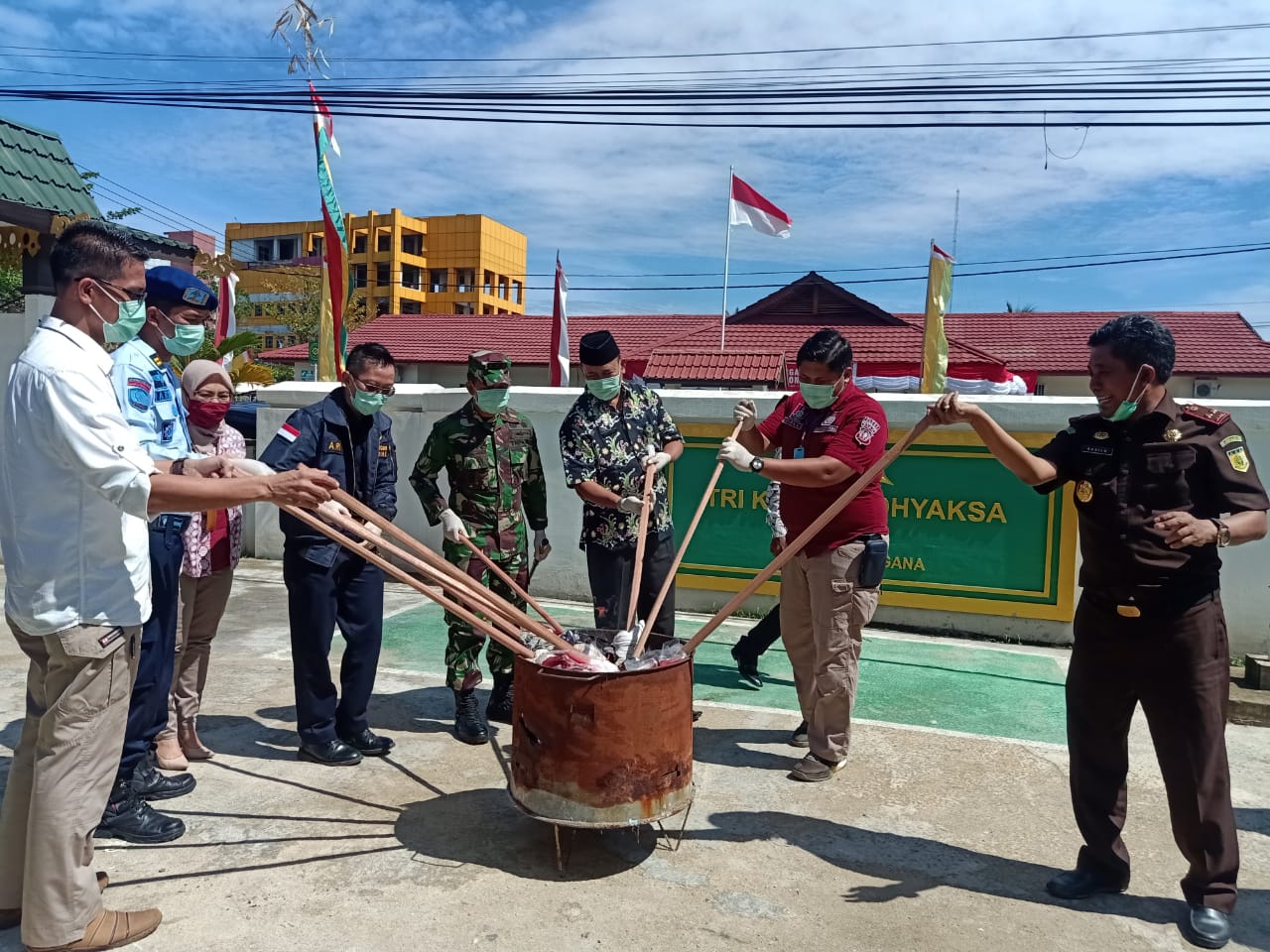 Kajari Inhil Musnahkan Ratusan Gram Narkotika, Ratusan Dus Rokok Ilegal dan BB Lainnya