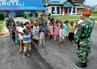 Satgas Pamrahwan Yonko 462 Paskhas Pos Enarotali Bentuk Karakter Anak Usia Dini