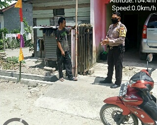 Bersama Warga Jajaran Kapolsek Pimpin Pemasangan Bendera Merah Putih & Umbul-umbul 
