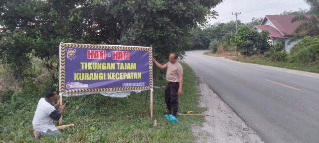 Polsek Singingi Lakukan Pemasangan Spanduk Peringatan dan Rest Area Untuk Tingkatkan Keselamatan