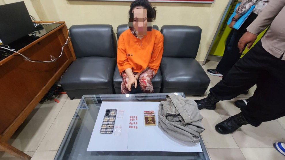 Digerebek Polisi Saat Terlelap, Wanita di Dumai Simpan  Ekstasi
