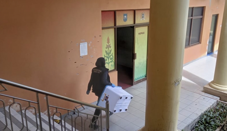 Tim Penyidik Polda Geledah Kantor Sekretariat DPRD Riau