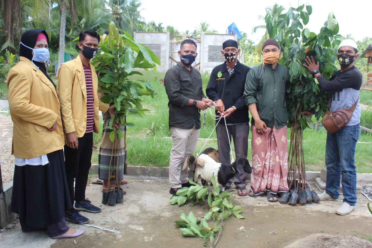 Peduli Lingkungan, Kodim 0314/Inhil Serahkan Bibit Pohon ke Ponpes Syekh Abdurrahman Siddiq II