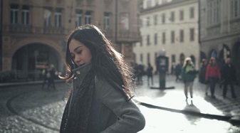 Kedinginan Saat Syuting di Jerman, Aura Kasih Kenakan 4 Lapis Baju