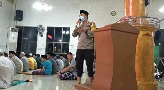 Polisi Peraih Pin Emas Himbau Jama'ah Salat Tarawih Tetap Waspada