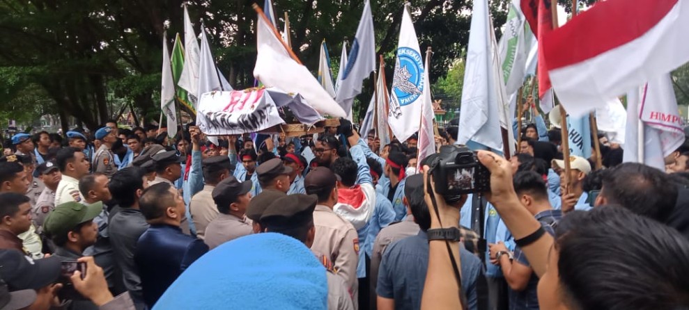 Demo Tolak Revisi UU TNI, Mahasiswa Bawa Keranda Mayat Palsu ke DPRD Riau