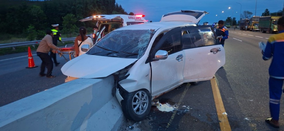 Avanza Hantam Pembatas Jalan Tol Permai, Dua Orang Tewas dan Tujuh Orang Luka
