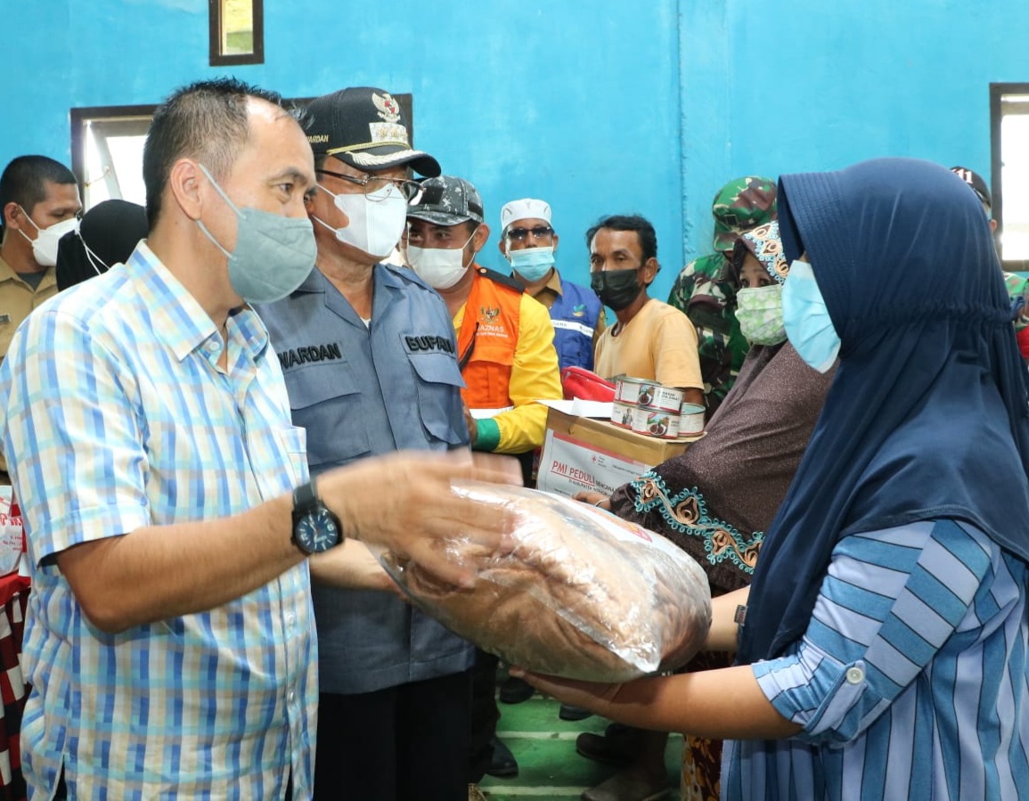 Serahkan Bantuan Longsor, Ketua DPRD Inhil : Yakinlah akan Allah SWT Ganti Dengan yang Lebih Baik