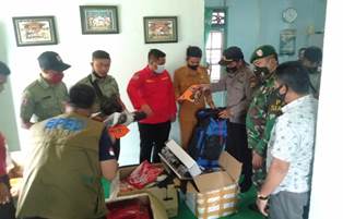 Diakhir Tahun 2020, Manggala Agni Rengat Serahkan Bantuan Peralatan Karhutla Ke MPA