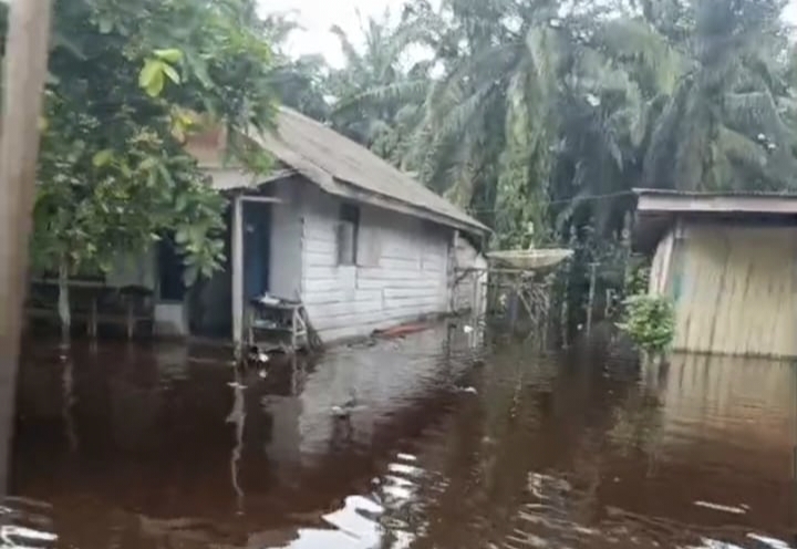 Curah Hujan Tinggi, Warga Kampung Tuah Indrapura Dilanda Genangan Air
