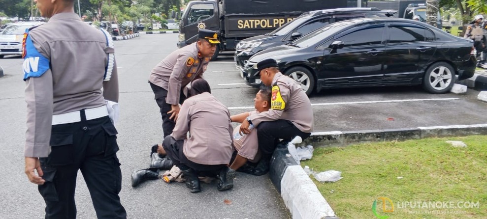 Demo Mahasiswa Unri di Kantor Gubernur Riau Rusuh: Satu Polisi Pingsan, Tiga Mahasiswa Diamankan