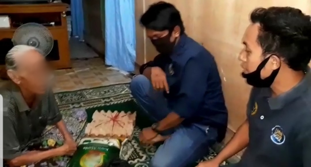 PWI Inhil Serahkan Bantuan Sembako untuk Warga Kurang Mampu