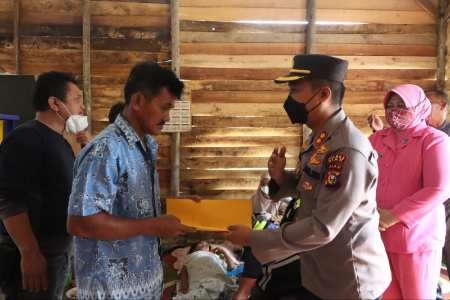 Kapolda Riau & Kapolres Siak Berikan Bantuan Medis Warga Penderita Tuberkulosis
