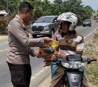 Dalam Perjalanan Dinas, Kapolres Inhu Masih Sempat Salurkan Bansos
