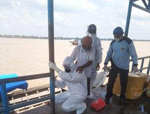 Bhabinkamtibmas di Riau Gendong Suspec Covid-19 ke Rumah Sakit