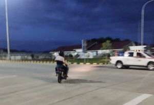 Gunakan Aplikasi Penunjuk Arah, Pengendara Motor Nyasar ke Tol Permai