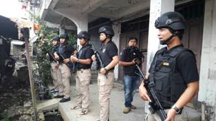 Personil Bersenjata Laras Panjang Susuri Pasar Tembilahan