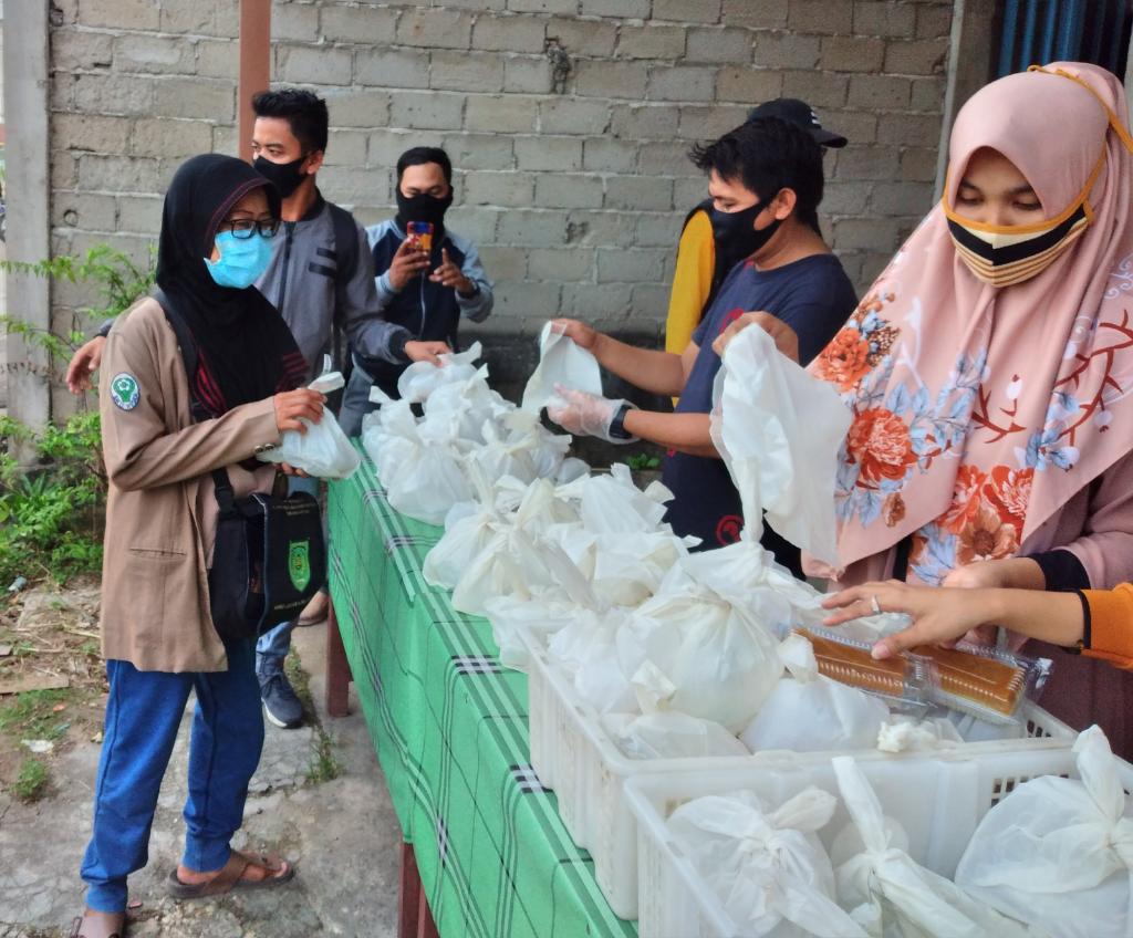 Berbagi Disaat Pandemi, Yayasan Vioni Bersaudara Borong Takjil Pedagang dan Dibagikan ke Masyarakat