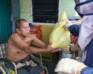 Ketua Dharma Wanita Riau Berikan Bantuan Sembako kepada Masyarakat Terdampak Covid19 