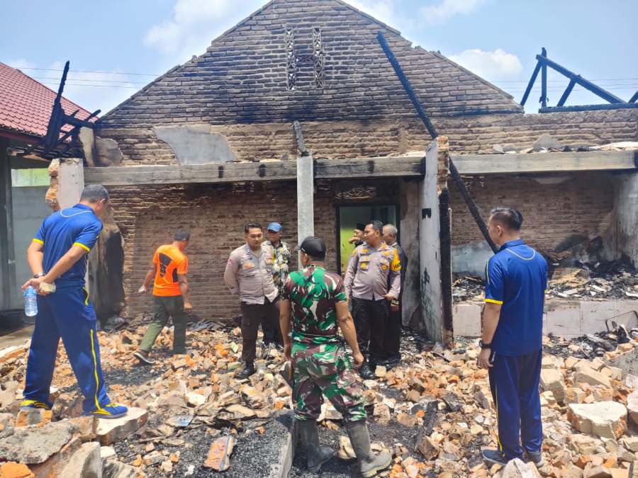 Sedang Yasinan Terdengar Suara Ledakan, Rumah Warga di Kuansing Dilalap Si Jago Merah