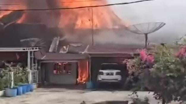 Dua Rumah Asrama Polisi di Pekanbaru Terbakar, Empat Mobil dan Enam Motor Ikut Hangus