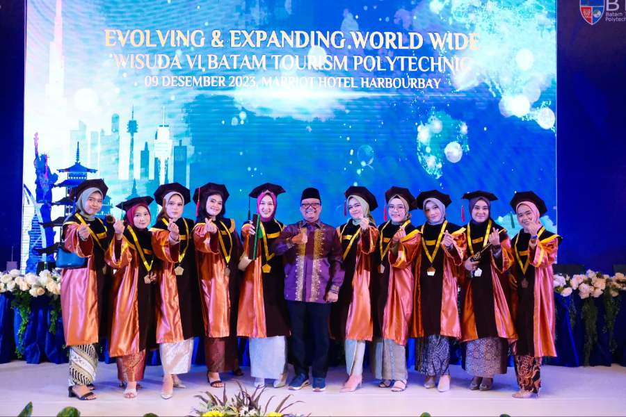 Sekda Arfan Bangga Anak Siak Raih Nilai Terbaik di Wisuda Vl Batam Tourism Polytechnic
