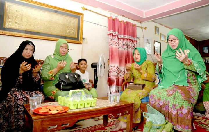 MNU Inhil Besuk Pengurus yang Sedang Sakit