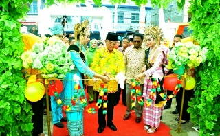 Ditandai Dengan Pemotongan Pita, Bupati Wardan Resmikan Pameran FKI Tahun 2017