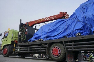 Bangkai Pesawat Jatuh di Kampar Dievakuasi ke Pangkalan Udara Roesmin Nurjadin