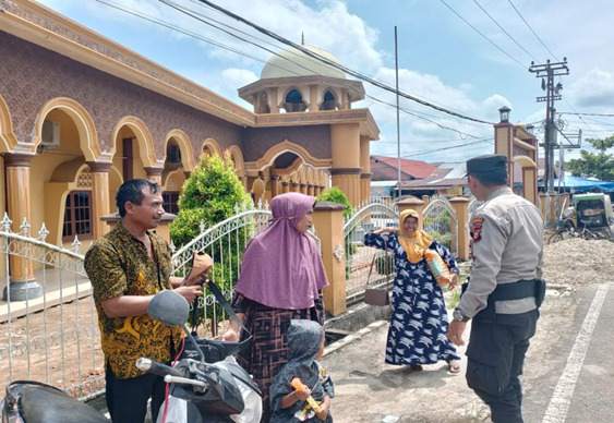 Kanit Binmas Polsek Tempuling Lakukan Patroli Jalan Kaki di Pasar Sungai Salak, Berikan Edukasi Keamanan dan Ketertiban