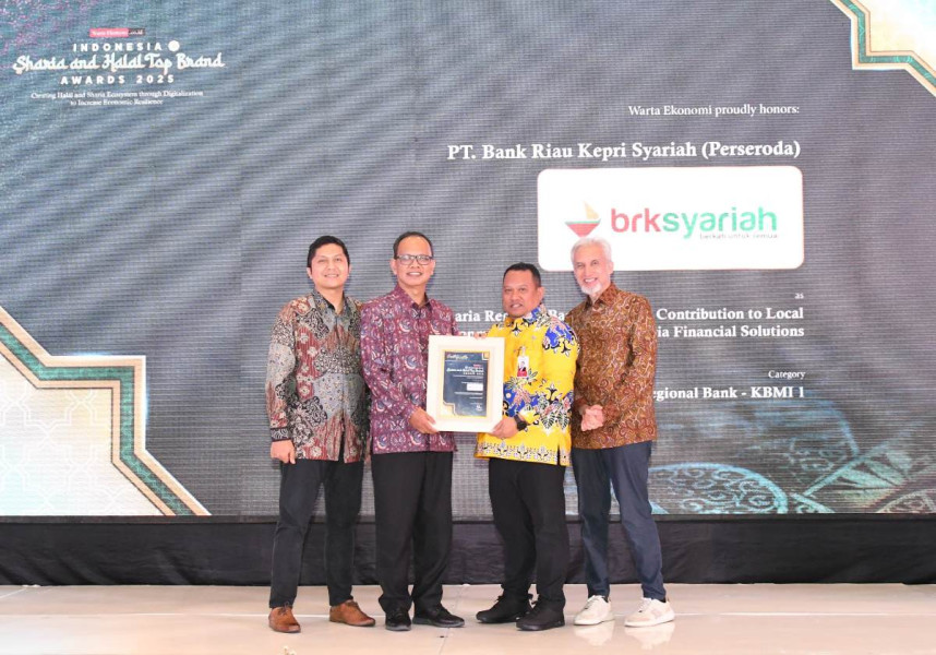 BRK Syariah Terima Penghargaan Bank Daerah Syariah Terbaik di Indonesia