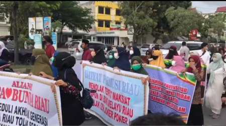 Ratusan Emak-emak Demo Tempat Hiburan Pub & KTV Joker Poker, Ancam Bawa Massa Lebih Besar