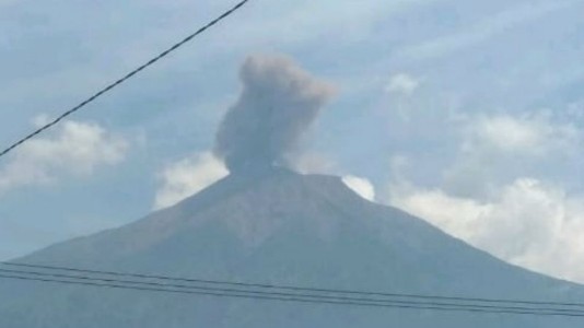 Tinggi Letusan 900 Meter di Atas Puncak, Gunung Kerinci Jambi Erupsi Pagi Ini