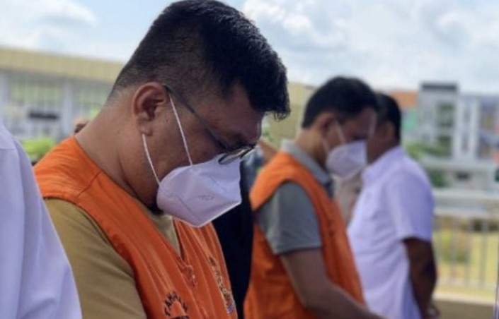 Tersangka OTT Kepala Puskesmas dan Eks Kadiskes Kampar Hirup Udara Bebas