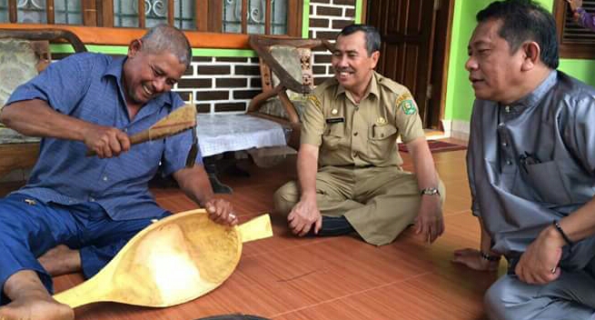 Bupati Siak Kunjungi Perajin Gambus Di Kecamatan Sei Apit