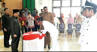 Sekda Kuansing Lantik Enam Kepala Desa