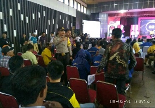 Petugas Kewalahan Tertibkan Pendukung Paslon saat Debat Publik Pilkada Inhil 