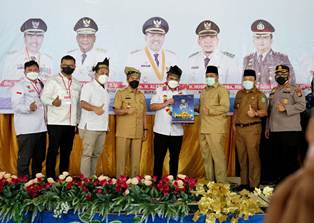 Alfedri & Husni Mampingi Wamendes PDTT Tinjau Vaksinasi SMA, Wamen Kaget Vaksin Kurang