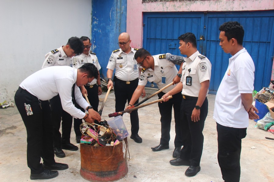 Lapas Pekanbaru Musnahkan Barang Terlarang Hasil Razia Kamar Hunian