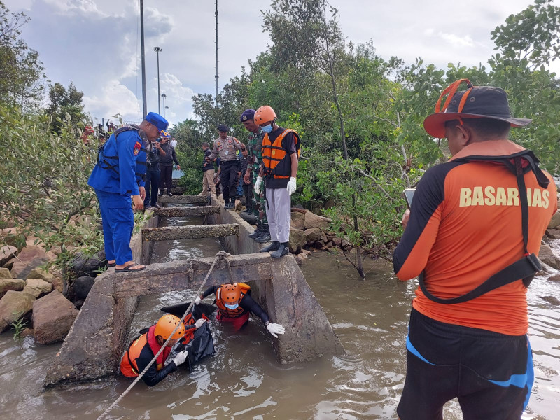 Heboh Penemuan Jasad  Laki-laki Mengapung di Pelabuhan Pelindo Dumai,  Tim SAR Gabungan Lakukan Evakuasi