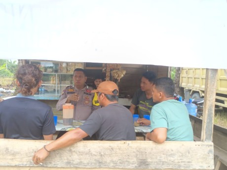 Polsek Rambah Hilir Sambangi Masyarakat Sampaikan Pesan Pilkada Damai 2024