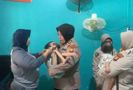 Dibuang Sang Ibu, Si Kecil Ini Bikin Pilu Saat Melambaikan Tangan Minta Digendong Polwan