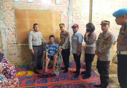 Wartawan Mitra Polres & Kapolres Inhu Serahkan Kursi Roda kepada Penderita Patah Tulang 