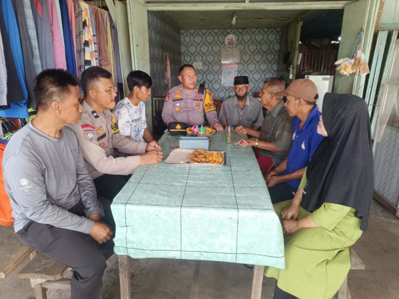 Kapolsek Tempuling Lakukan Pendinginan di Pasar Sungai Salak Pasca Pemungutan dan Pergeseran Rekapitulasi Pilkada