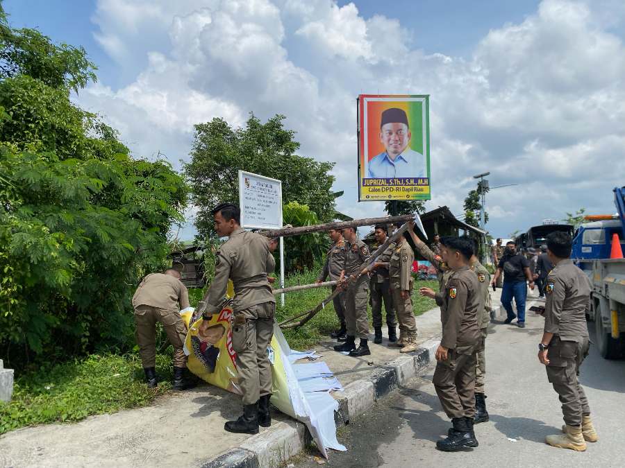 Bawaslu Bersama Satpol PP, dan Dishub Pekanbaru Tertibkan Baliho Caleg yang Salahi Aturan