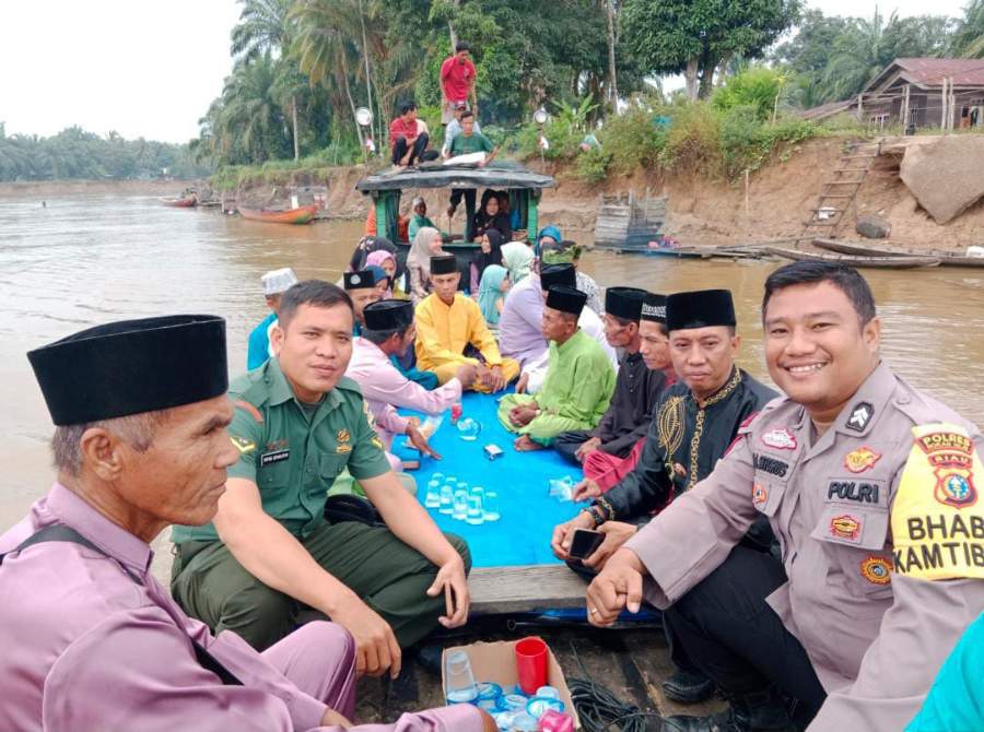 Tempuh Jalur Sungai 3 Jam, Polisi Sosialisasi Pemilu Damai di Rohil