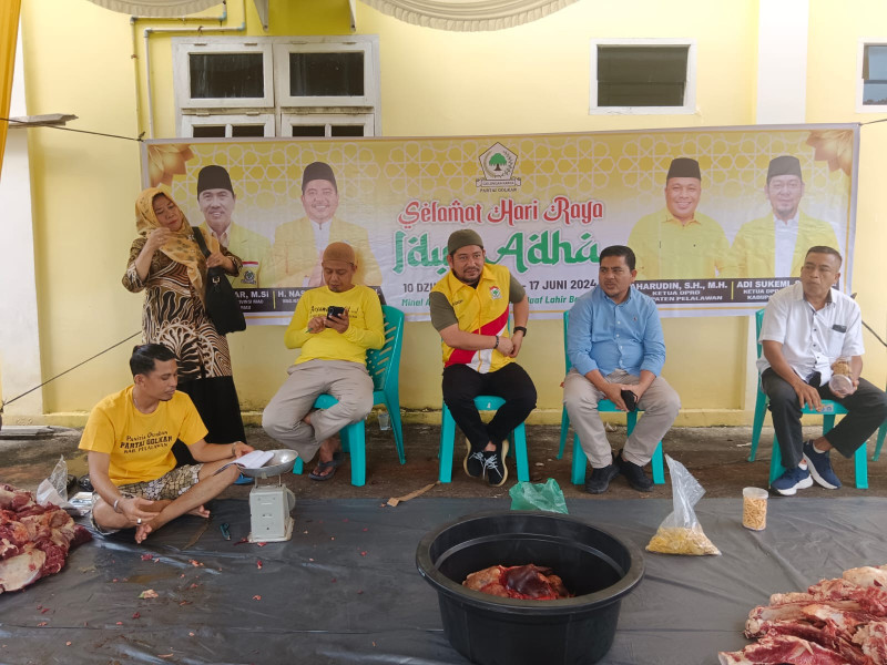 Diserahkan ke Kader dan Masyarakat, DPD Golkar Pelalawan Potong 1 Ekor Sapi Kurban