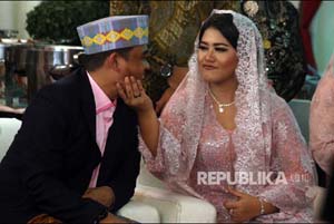 Pesta Adat Bobby-Kahiyang Digelar Semalam Suntuk